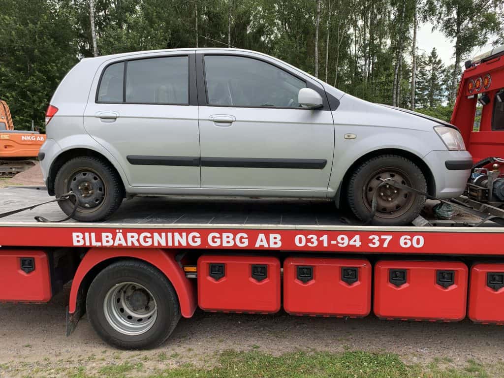 Bilskrot bärgar bort uttjänt bil i Partille